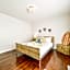 Tropical Oasis - King Beds - Free Netflix & Parking - Fast Wi-Fi