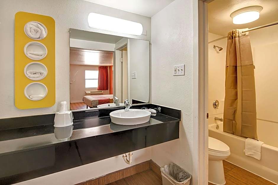 Motel 6-Dallas, TX - Forest Lane