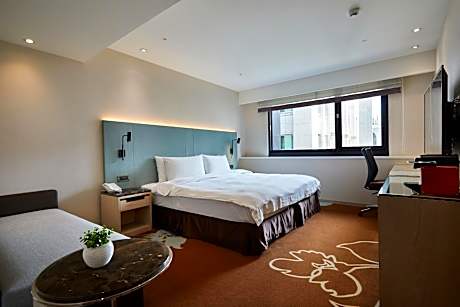 Deluxe King Room with City View