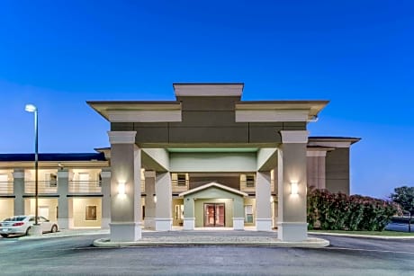 Super 8 by Wyndham Cotulla TX