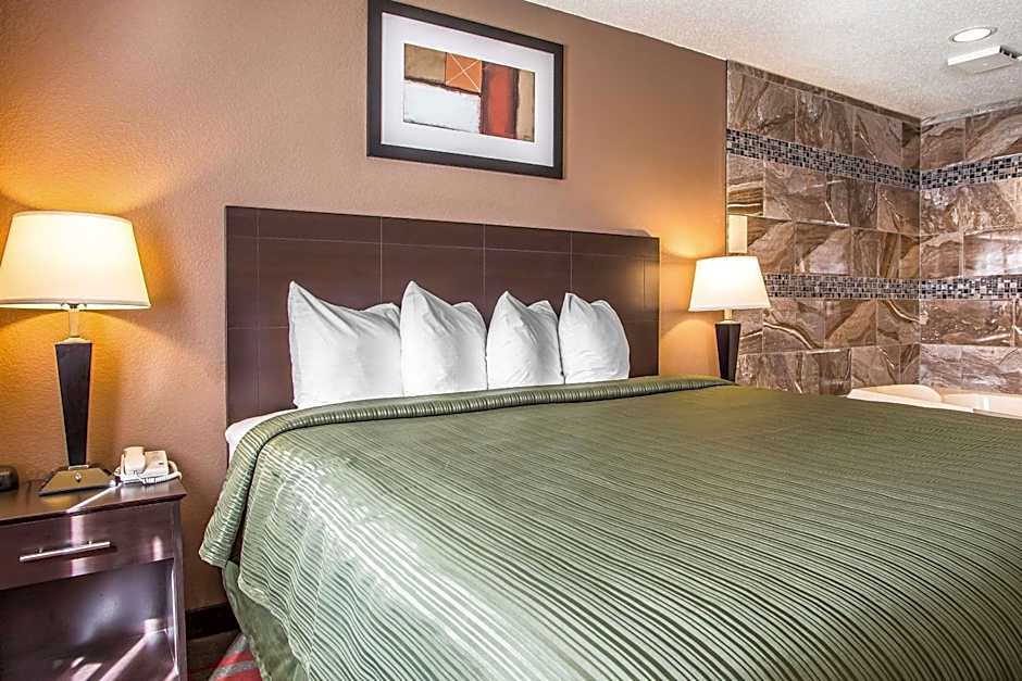 Photo 1 of 2 of 1 King Bed Suite, Nonsmoking