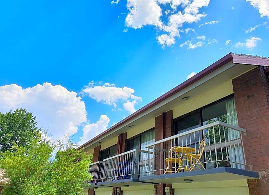 Motel Sierra - Bright