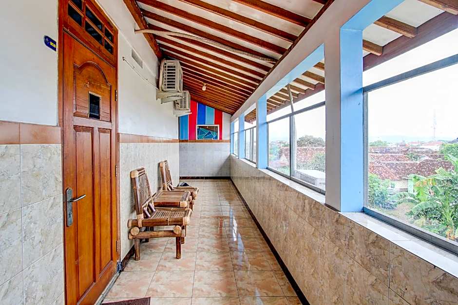 Capital O 93653 Kinasih Hotel