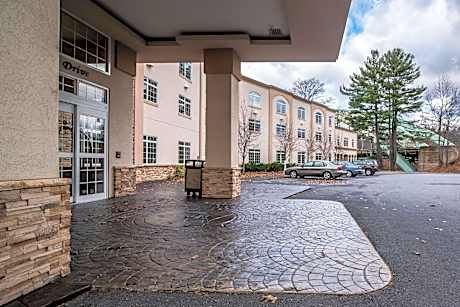 Riverside Hotel, an Ascend Collection Hotel