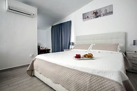 Deluxe Double Room (2 Adults + 1 Child)