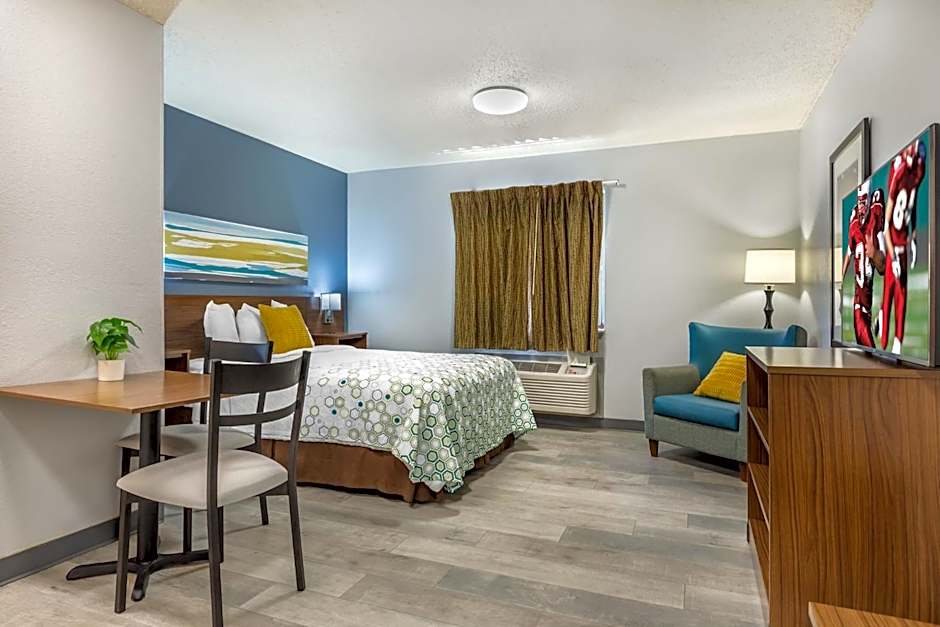 HomeTowne Studios & Suites by Red Roof Greensboro