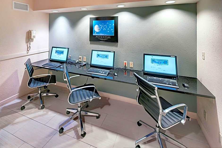 DoubleTree By Hilton Milwaukee Downtown