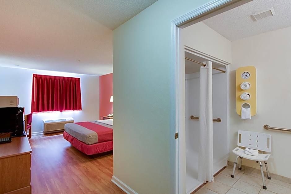 Motel 6-Hinesville, GA