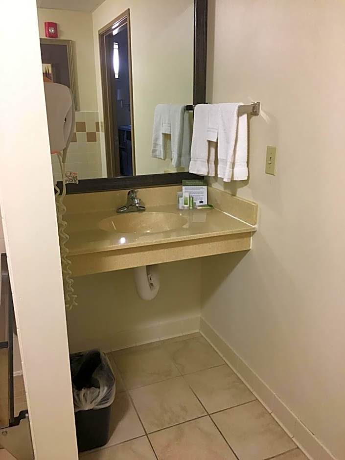 AmericInn by Wyndham Monmouth