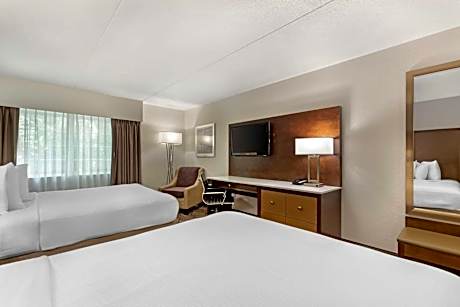 Queen Room with Two Queen Beds with Pool View - Non-smoking