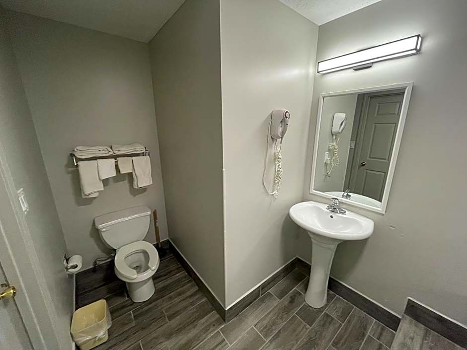 Embassy Inn - Hohenwald