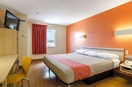 1 KING BED | MOBILITY ACCESSIBLE TUB, NSMK