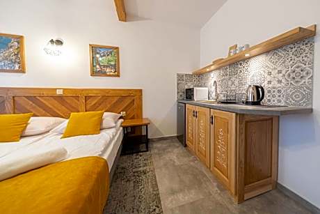 Deluxe Triple Room with Kitchenette and Mountain view