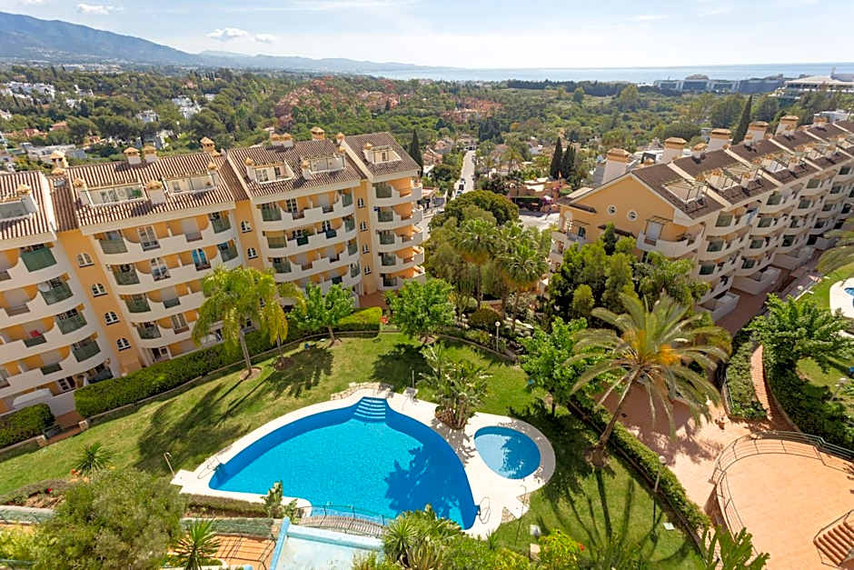 Señorío de Aloha Apartahotel