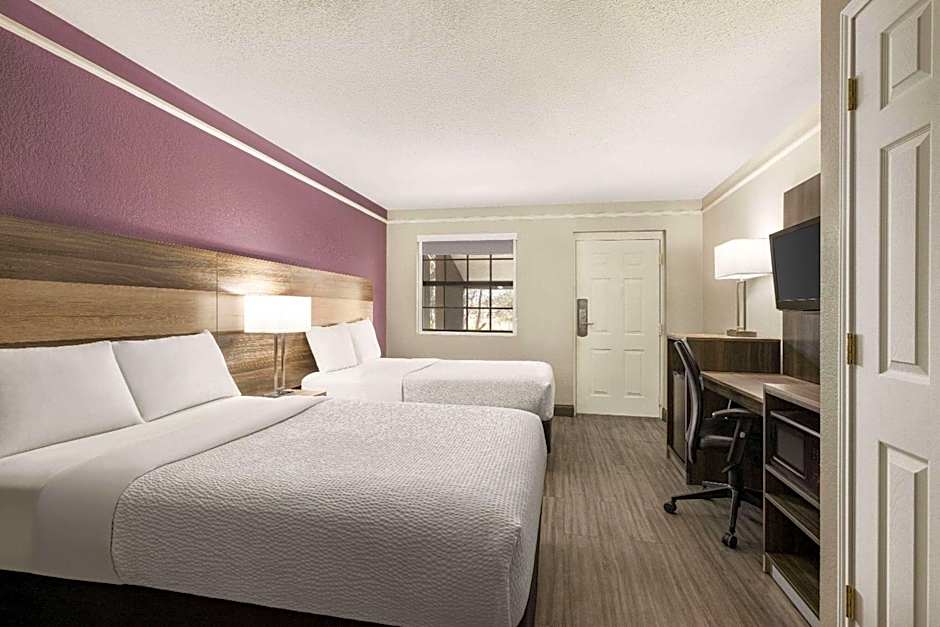 La Quinta Inn & Suites by Wyndham San Antonio Lackland