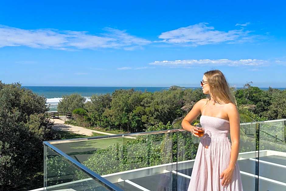 Absolute Beachfront Marcoola - Private Pool - Private Spa Bath - Games