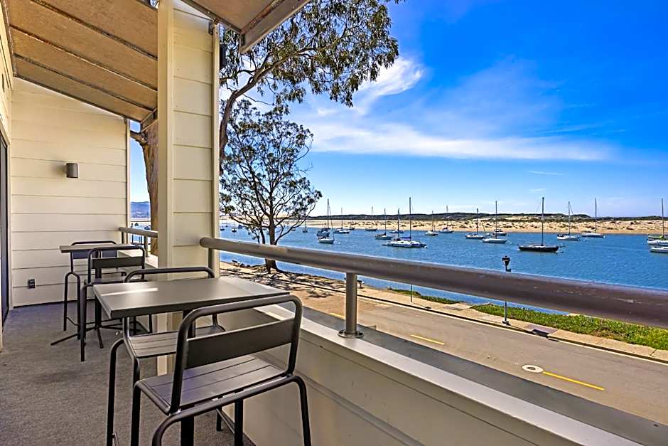 456 Embarcadero Inn & Suites