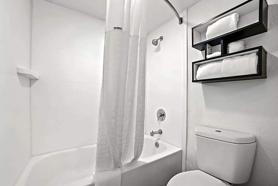 Howard Johnson by Wyndham Columbus Fort Benning