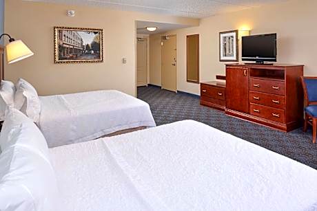 2 Queens Hearing Accessible Nonsmoking Vis Firealrm/door/phn Alrt/hdtv Free Wi-fi/hot Breakfast Incl