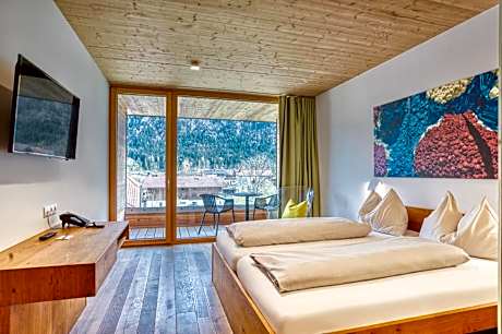 Double Room with Balcony and Mountain View