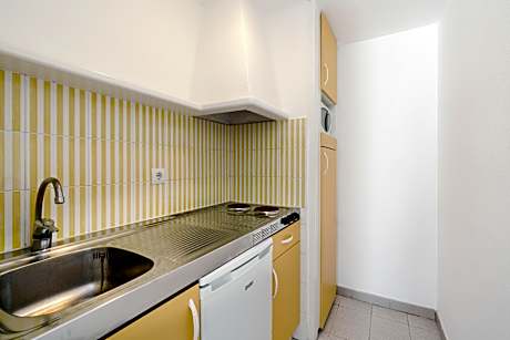 TWO BEDROOMS APARTMENT 2 ADULTS