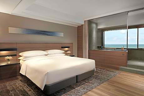 Executive Suite, 1 Bedroom Larger Suite, 1 King, Ocean view, Top floor