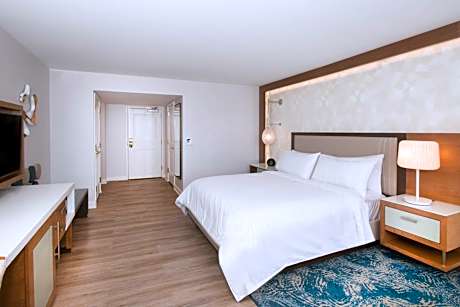 King Room with Roll-in Shower - Mobility Accessible