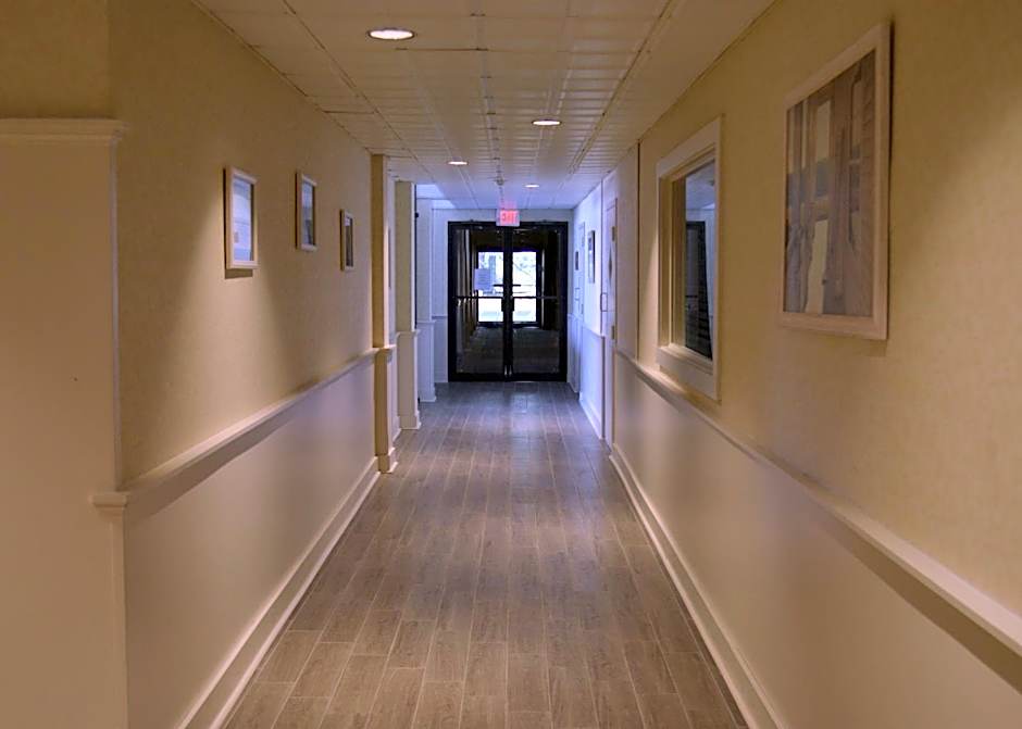 Mystic River Hotel & Suites