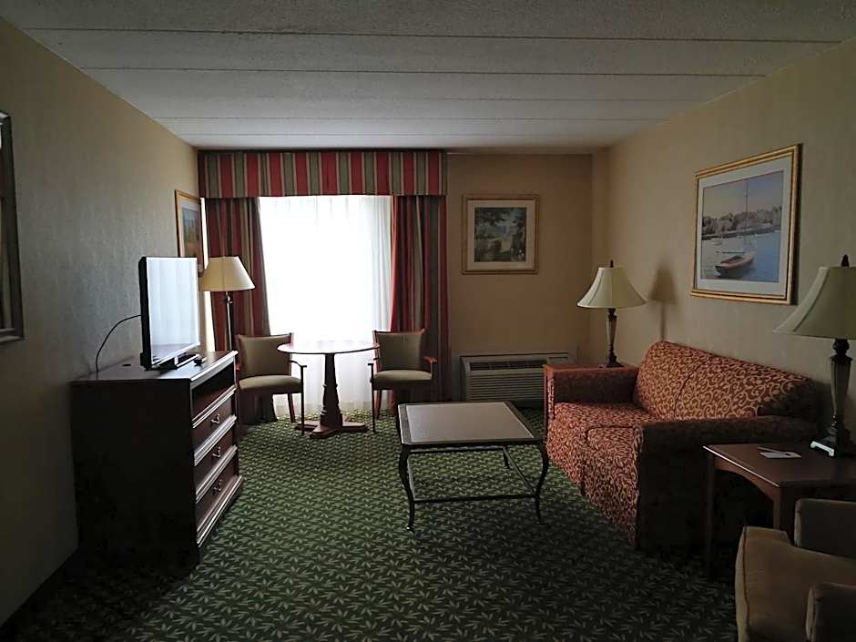 Mystic River Hotel & Suites