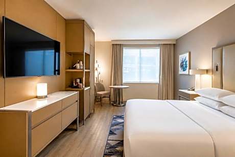 Traditional King Room with Adapted Tub - Mobility Accessible