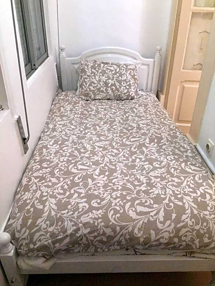 Lira Guest House B&B