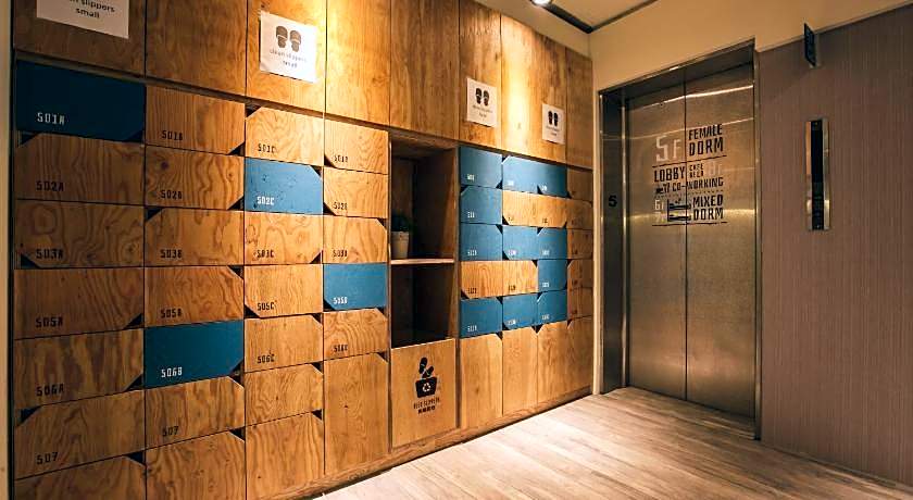 Stray Birds Taichung Hostel