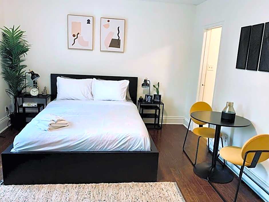 Pet-Friendly Lovely Studio #2 at Doggy Digs, Balcony