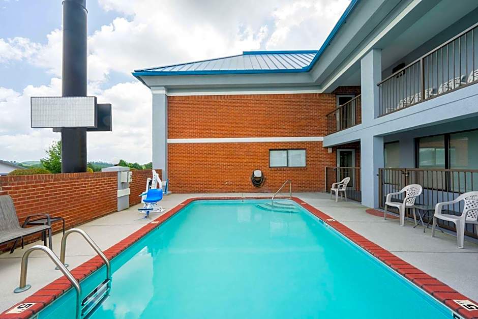 Super 8 by Wyndham Dandridge