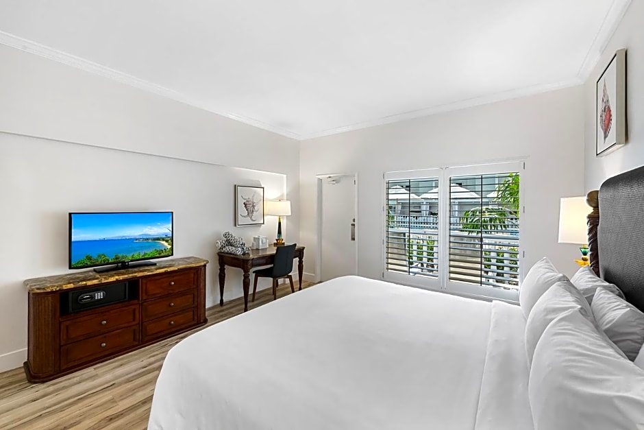 Photo 1 of 6 of  Partial Ocean View room with 1 King Bed