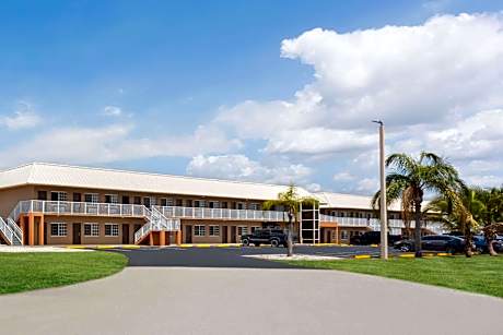 Travelodge Suites by Wyndham Lake Okeechobee