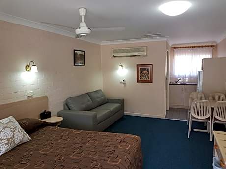 Large Deluxe Family Room 2