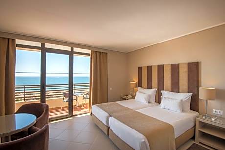Superior Twin Room with Sea View and Extra Bed (1 Child up to 12 years old)