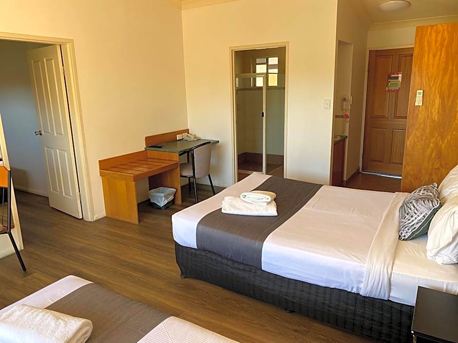 Emerald Explorers Inn