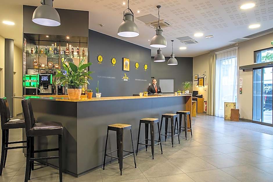 Best Western Plus Suitcase Paris La Defense