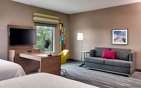 2 Qn Hear Acc Studio Ste Fridge Microwave