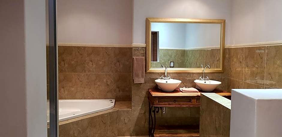 Tuskers Bush Lodge B&B