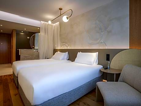 Deluxe Twin Room with Balcony
