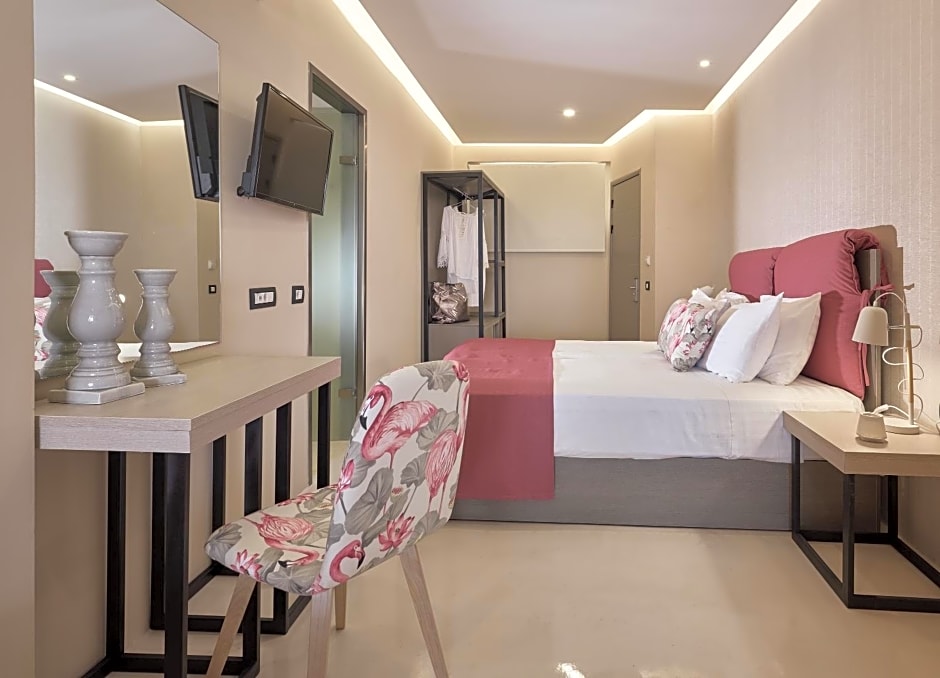 Koukounaria Hotel & Suites