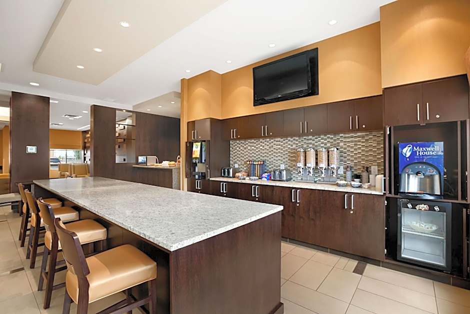 Days Inn & Suites by Wyndham Winnipeg Airport Manitoba