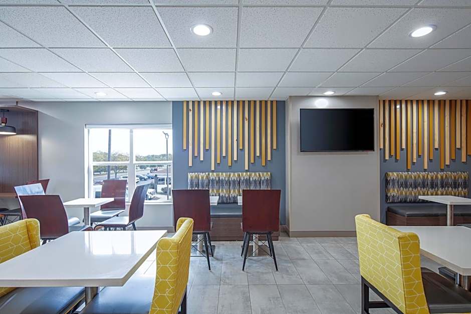 La Quinta Inn & Suites by Wyndham Lexington Park