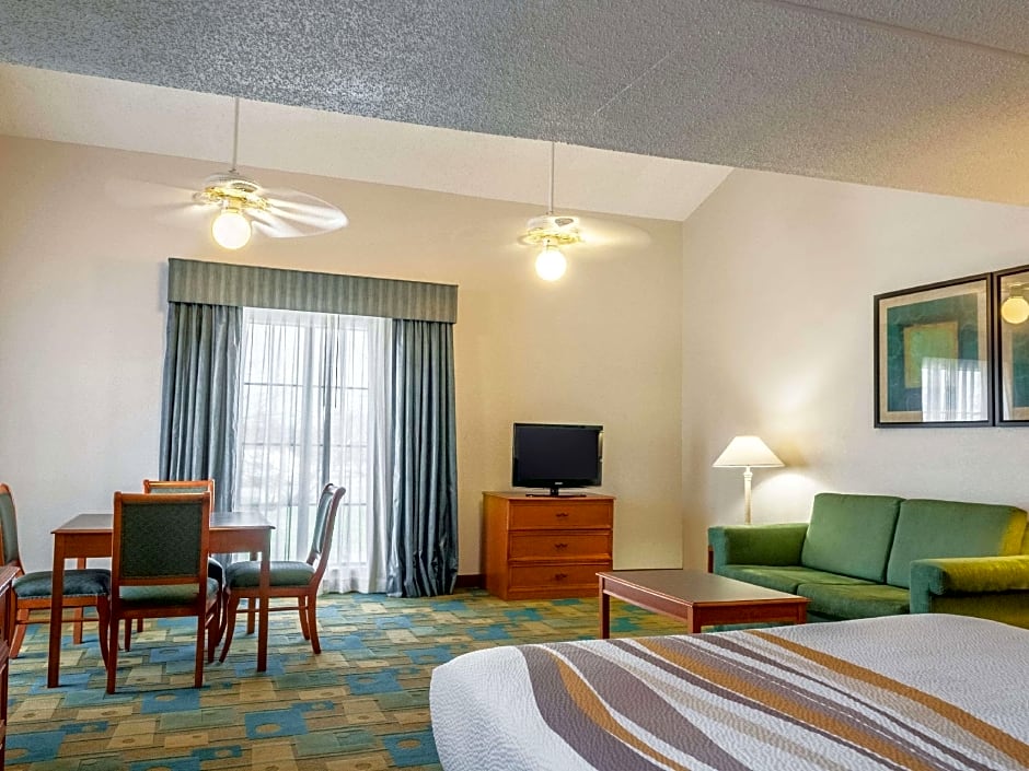 La Quinta Inn & Suites by Wyndham New Orleans West Bank