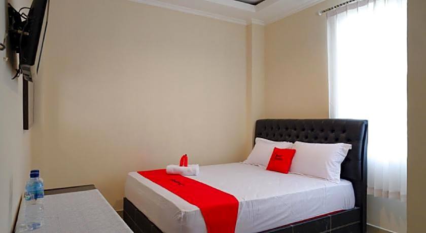 RedDoorz near Millenium Waterpark Palu
