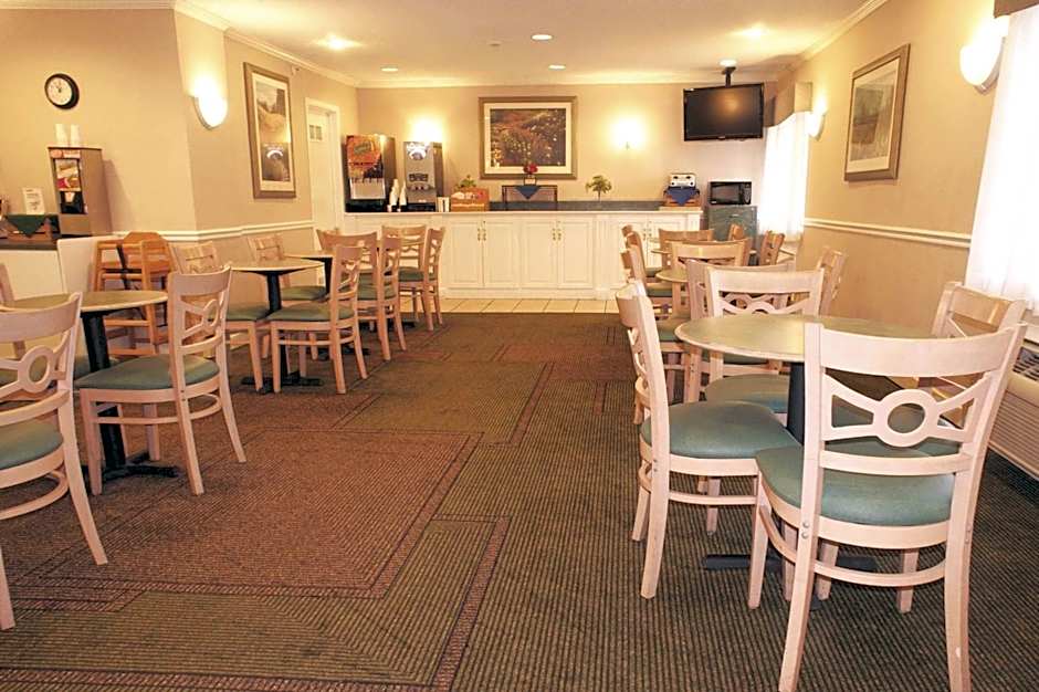 La Quinta Inn & Suites by Wyndham Detroit Canton