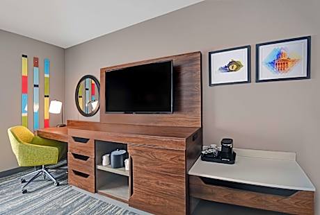 1 King Mobility/Hearing Access W/Tub Nonsmok